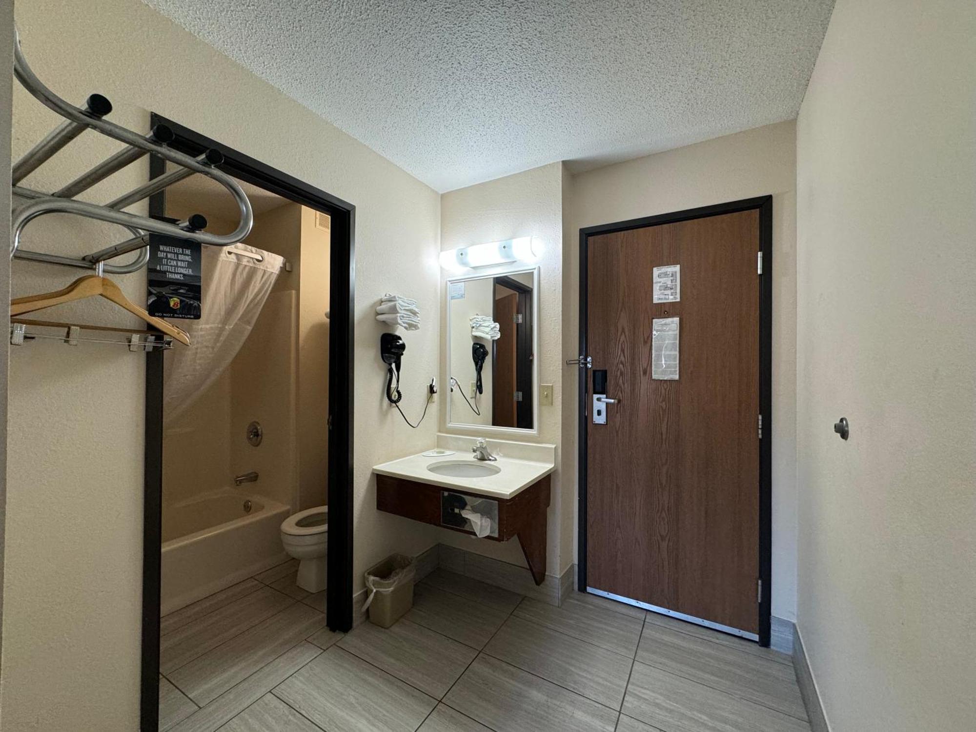 Super 8 By Wyndham Columbia Clark Lane Hotell Eksteriør bilde